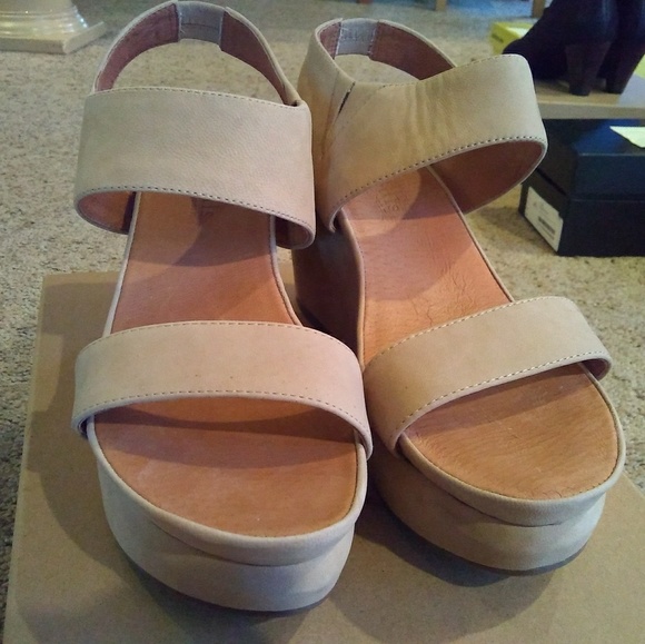Gentle souls tan genuine suede size 9.5 - Picture 4 of 4